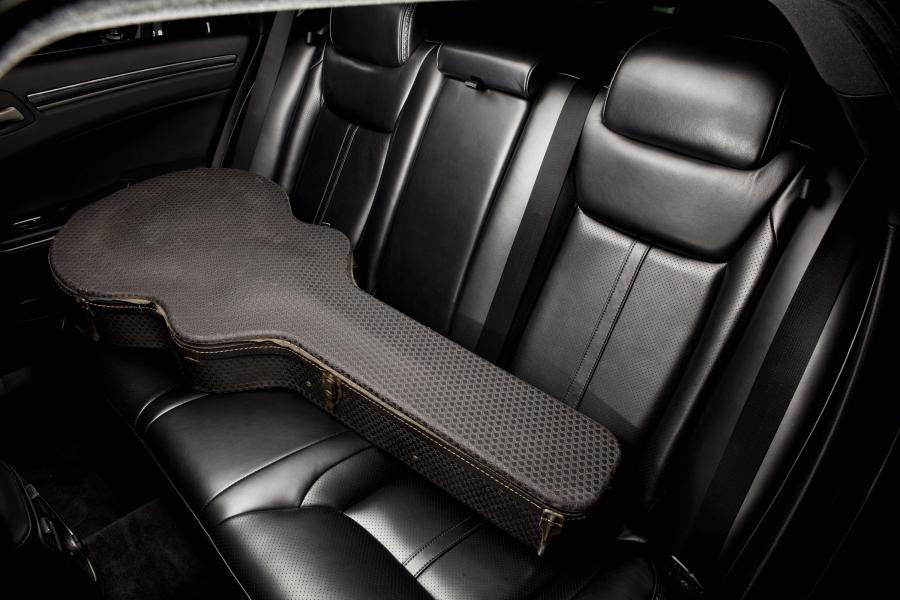 Интерьер Chrysler 300C John Varvatos Limited Edition (LX2) 2013 года  (фото 1 из 27)